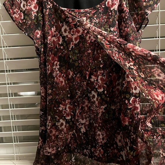 3/$10 ☀️ Blousology Floral Sheer Top - Picture 6 of 7
